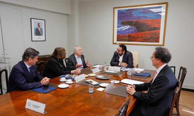 Juan Casassus junto al ministro de Educación y miembros del jurado del Premio Nacional de Periodismo 2025..