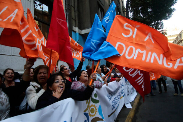 Habitantes de la Higueras se manifiestan en las afueras del Ministerio del Medio Ambiente en favor del proyecto Dominga.