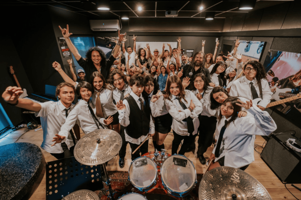 Grupo de estudiantes en una de las salas de clases de School of Rock.