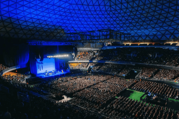 Público del Movistar Arena durante el primero de los cuatro shows de Silvio Rodríguez agendados en Chile.