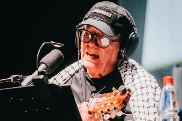 Silvio Rodríguez cantando sobre el escenario del Movistar Arena en Chile.