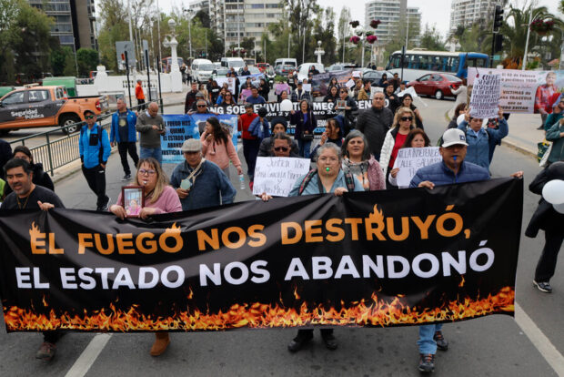 Familias de victimas fatales del megaincendio de febrero pasado marchan al municipio de Vina del Mar. 