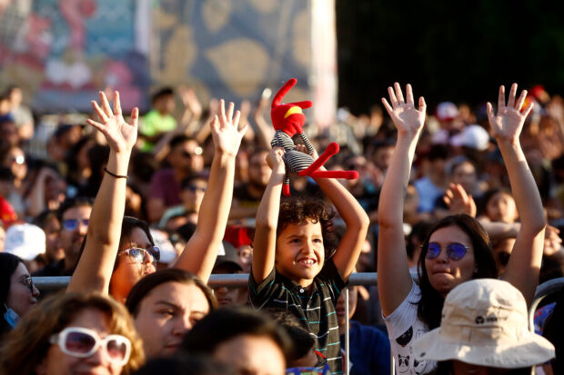 Un niño en el público del concierto brindado por 31 Minutos frente a La Moneda sosteniendo un peluche de Juan Carlos Bododque.