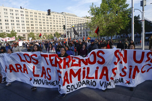 Santiago, 6 de noviembre de 2023 600 Familias del Movimiento Solidario Vida Digna protestan en La Moneda para denunciar que el Plan de Emergencia Habitacional del gobierno sigue fracasando por compromisos que no se concretan en materia de compra de terrenos, postulacion al subsidio y entrega de obras.; indica la convocatoria. Dragomir Yankovic/Aton Chile