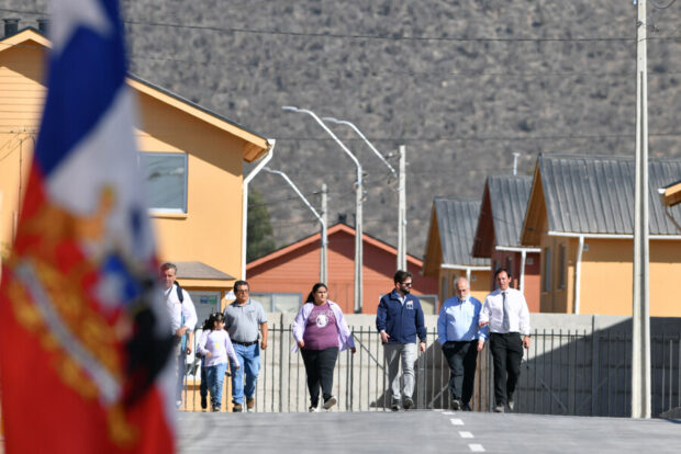 En el marco de los avances del Plan de Emergencia Habitacional, el Presidente de la República, Gabriel Boric Font, junto al ministro de Vivienda y Urbanismo, Carlos Montes, participan de la ceremonia de entrega de llaves del proyecto “Los Clarines 10”. Alejandro Pizarro Ubilla/Aton Chile