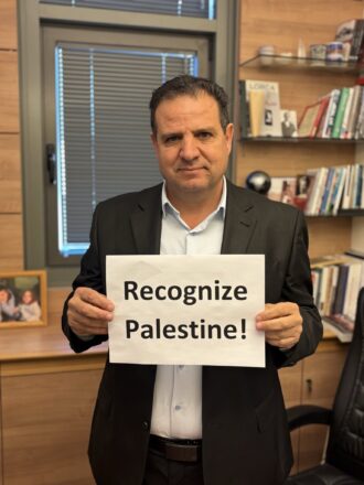 Ayman Odeh, legislador israelí del Kneset, expulsado por exibir el cartel que pide el reconocimiento de palestina 