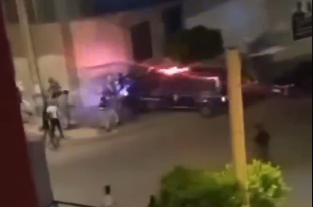 Momento en que una patrulla de la policia marroquí atropella a un grupo de manifestantes en Rabat