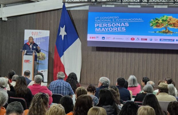 Ortelio Palacio en la segunda jornada del Congreso de Personas Mayores en las dependencias de la Central Unitaria de Trabajadores. 