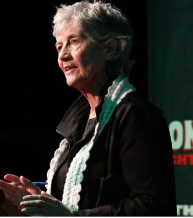 Catherine Connolly, ofreciendo un discurso durante una actividad pro-palestina. Vía X@JChimirie66677