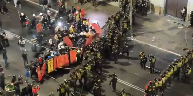 Choque entre manifestantes y la policía en el centro de Lima. Video: Javier Zapata. 