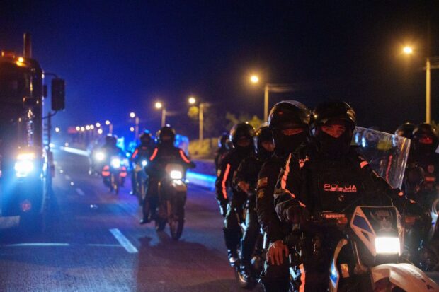 Convoy de la policia ecuatoriana escoltando ayuda humanitaria 