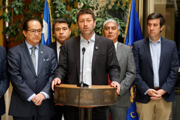 Diputados de la UDI encabezados por Juan Antonio Coloma anuncian acusación constitucional contra el ministro de energia Diego Pardow. Raul Zamora/Aton Chile