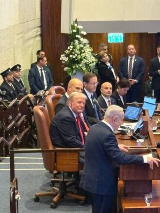 Donald Trump escuchando el discurso inaugural de Benjamin Netanyahu ante el Knesset. Vía X@CherylWroteIt