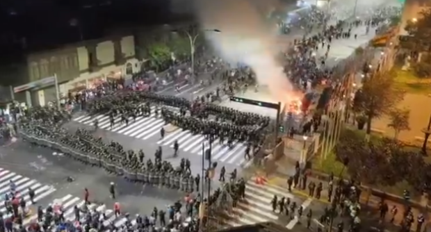 Enfrentamientos entre la policia peruana y manifestantes a las afueras del congreso