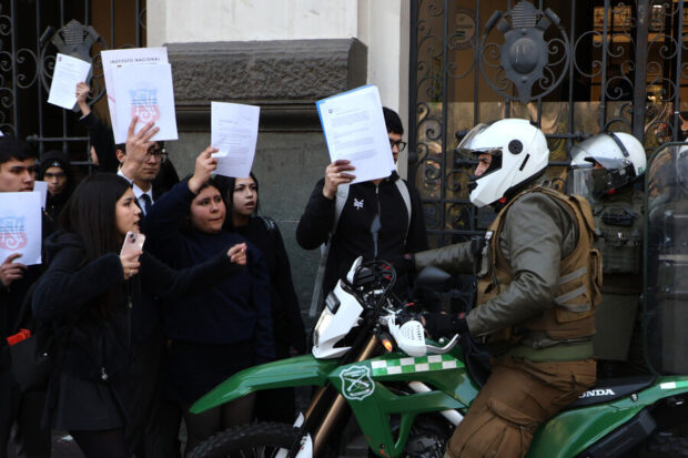 Estudiantes secundarios protestan en Municipalidad de Santiago. Dragomir Yankovic/Aton Chile 