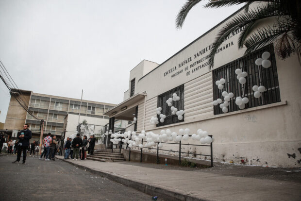 Ambiente en la escuela Rafael Sanhueza de Recoleta, donde pertenecía el alumno fallecido, víctima del choque entre el furgón en que viajaba y un auto manejado por delincuentes que escapaban de un robo.