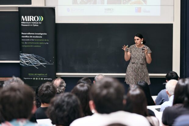 arla Hermann, investigadora asociada quien lidera el Laboratorio de Óptica Cuántica Amazing Quantum, del Departamento de Física de la Facultad de Ciencias Físicas y Matemáticas de la Universidad de Chile.