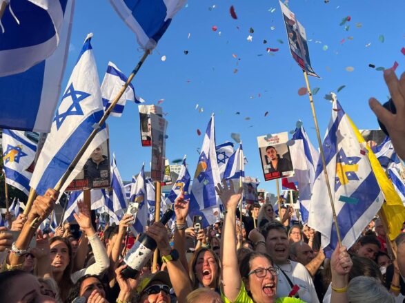 Israelíes celebrando la liberación de los rehenes