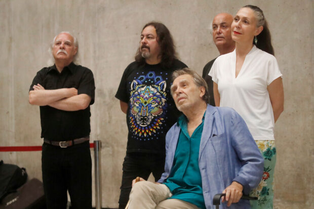 Los Jaivas junto al pintor René Olivares.
