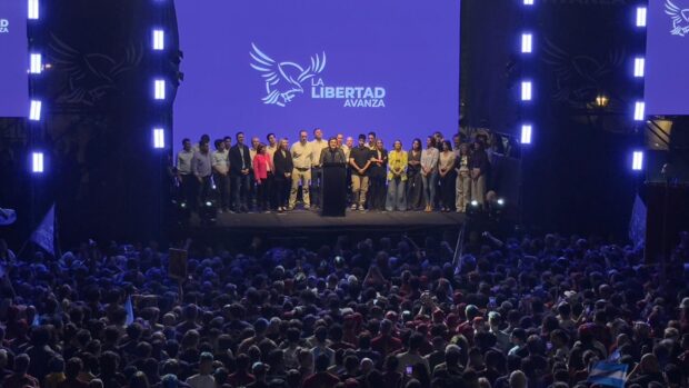 Javier Milei, presidente de Argentina ofreciendo un discurso en el fortín de La Libertad Avanza tras los resultados electorales