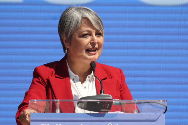 La candidata del pacto unidad por Chile, Jeannette Jara., hablando desde un podio.