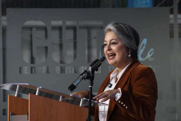 La candidata presidencial Jeannette Jara, participa de la segunda jornada del Congreso de Personas Mayores en las dependencias de la Central Unitaria de Trabajadores.