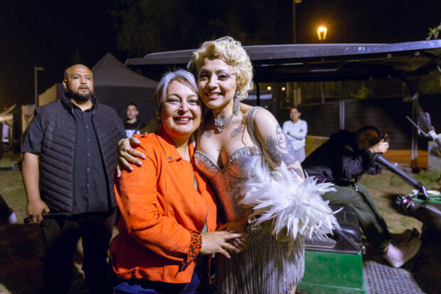 La candidata del Pacto Unidad por Chile recibe el apoyo de Mon Laferte.