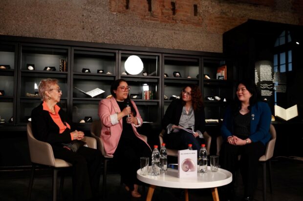 Mesa de conversación durante el lanzamiento libro caracolas de Neruda. 