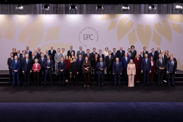 Los 47 líderes europeos en la fotografía oficial de la 7ma cumbre de la Comunidad Política Europea