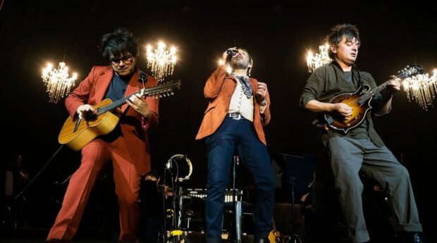 Los músicos de Los Bunkers sobre el escenario.