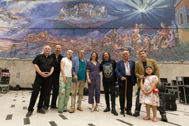 Los Jaivas, junto al pintor René Olivares y autoridades, inauguran el Mural histórico de Los Jaivas: 60 años, en metro Cal y Canto. Foto: Aton. 
