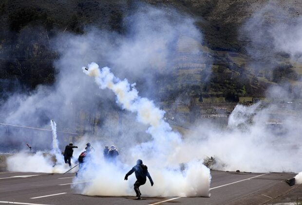 Manifestantes enfrentandose a la policía en Ibambura, Ecuador