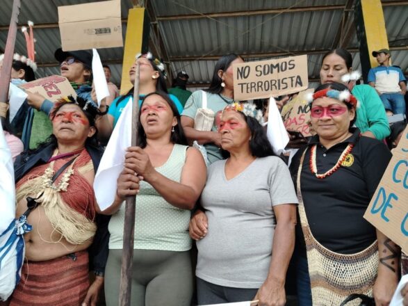 Manifestantes parte de CONAIE, en un punto de prensa organizado por la confederación 