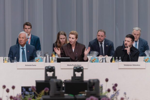 Mette Frederiksen, primera ministra de Dinamarca junto a Volodimir Zelensky y Antonio Costa en la inauguración de la 7ma cumbre de la comunidad política europea