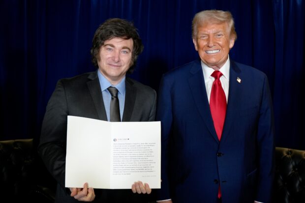El presidente de Argentina, Javier Milei, y el presidente de Estados Unidos, Donald Trump, se reúnen en Nueva York REMITIDA / HANDOUT por PRESIDENCIA DE ARGENTINA Fotografía remitida a medios de comunicación exclusivamente para ilustrar la noticia a la que hace referencia la imagen, y citando la procedencia de la imagen en la firma 23/9/2025