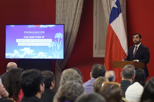 Ministro Jaime Gajardo en promulgación de ley que crea Registro de Personas Ausentes por Desaparición Forzada. Dragomir Yankovic/Aton Chile 