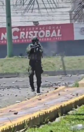 Momento en que un militar abre fuego contra la multitud de manifestantes en Otavalo, Ecuador