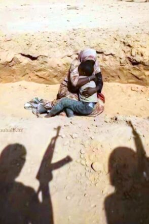 Momento previo en que las FAR, ejecutan a una madre con su hijo en Sudán. Vía X@Khoubaib.bz 