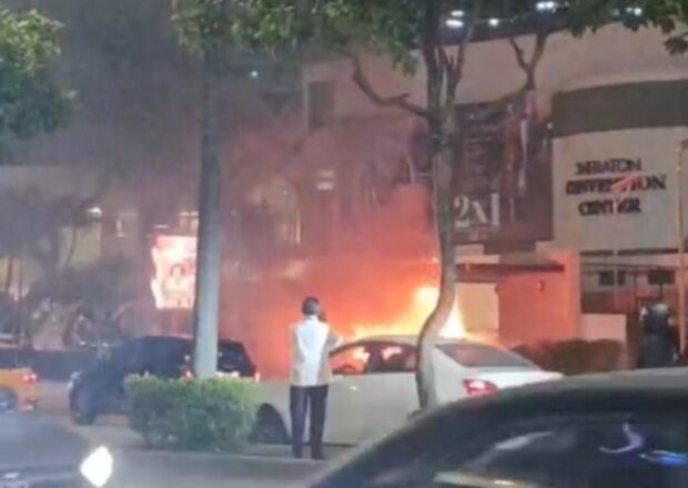Momentos previos a la explosión de la camioneta en el frontis de un centro comercial en Guayaquil