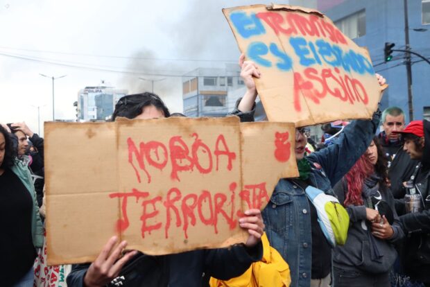 Pancartas por parte de los manifestantes ecuatorianos (1)