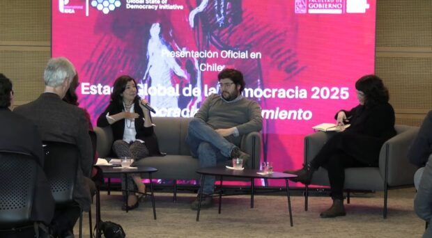Panel de conversación compuesto por María Cristina Escudero, académica de la Universidad de Chile; Rodrigo Espinoza, director de la Escuela de Administración Pública de la Universidad Diego Portales; y Lucía Leibe Miranda, académica de la Universidad Católica Silva Henríquez y Flacso Chile. 