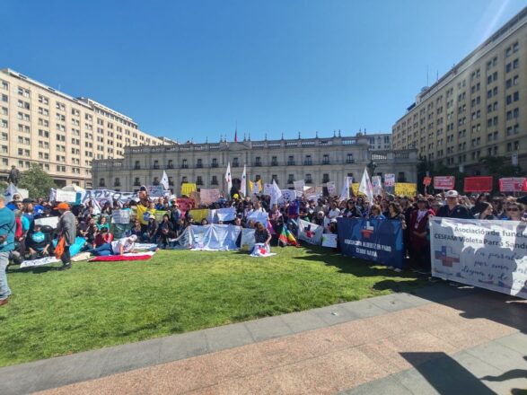 Funcionarios y beneficiarios se manifiestan frente a La Moneda tras paro nacional de Confusam.