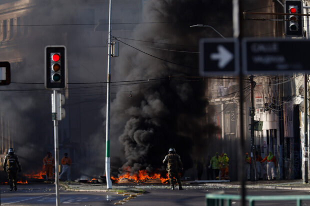 Protesta de trabajadores portuarios que cortan el transito con barricadas en avenida Errazuriz, Valparaíso. 