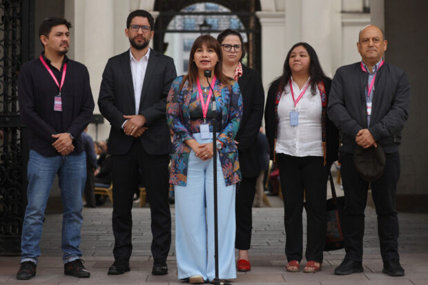 Punto de prensa en La Moneda de Silvia Andrea Silva, vicepresidenta de Finanzas de la CUT, juntos a otro dirigentes de la gremial y autoridades de gobierno.