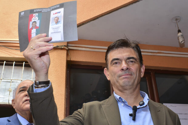 Santiago 19 de octubre 2025. Bolivia elige esta jornada al nuevo Presidente de la Republica entre dos candidatos de derecha, luego de dos decadas de gobiernos socialistas. APG/Aton Chile