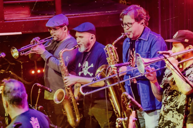Parte de los músicos que interpretan los bronces en la banda Santo Barrio.