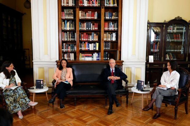 Mesa de conversación compuesta por la historiadora de la Universidad Adolfo Ibáñez, Francisca Rengifo, el académico de la PUC, Alejandro Vergara y la encargada de género de la Defensoría Penal Pública, Claudia Castelletti.
