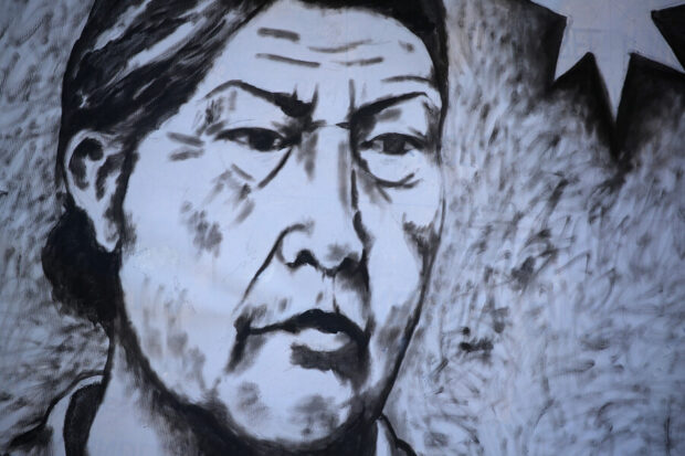 Serigrafía en blanco y negro de la activista medioambiental mapuche, Julia Chuñil.