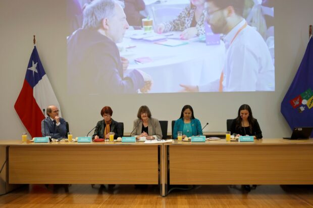 Mesa de conversación Tenemos que Hablar de Chile, presidida por la rectora Rosa Devés.