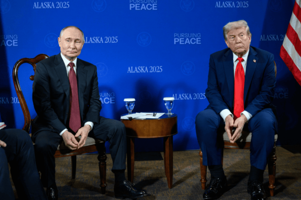 Presidente de Rusia, Vladimir Putin, junto al mandatario estadounidense, Donald Trump.